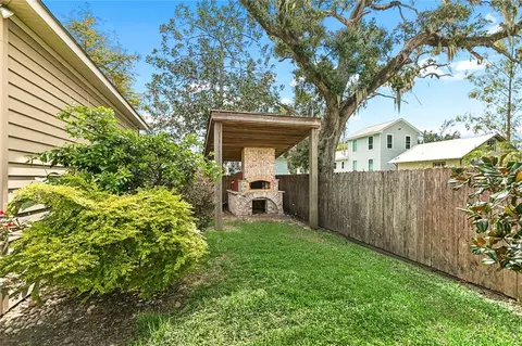 Exterior - 401 Depre St, Mandeville, LA 70448 photo 9 of 10