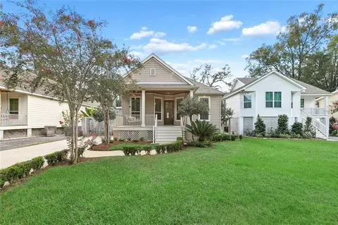 Exterior - 401 Depre St, Mandeville, LA 70448 photo 4 of 10