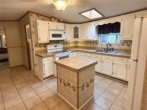 Kitchen - 26190 Pine View Dr, Folsom, LA 70437 photo 3 of 3