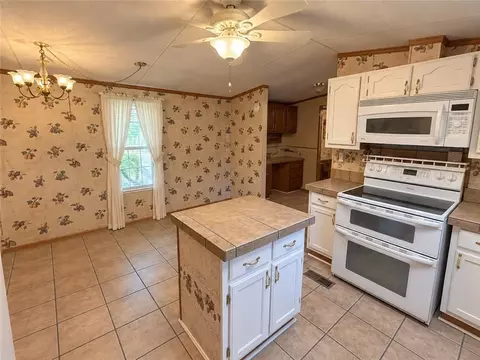 Kitchen - 26190 Pine View Dr, Folsom, LA 70437 photo 2 of 3