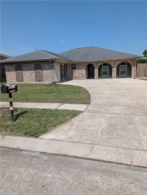 2240 Hampton Dr, Harvey, LA 70058