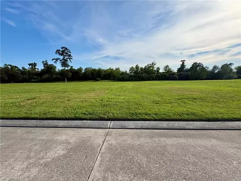 8 Island Club Ct, New Orleans, LA 70131
