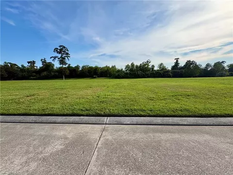8 Island Club Ct, New Orleans, LA 70131