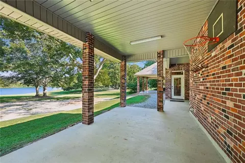 Exterior - 402 Highland Crest Dr, Covington, LA 70435 photo 4 of 9