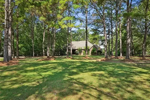 Exterior - 402 Highland Crest Dr, Covington, LA 70435 photo 8 of 9