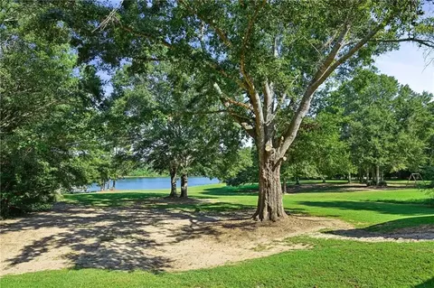 Exterior - 402 Highland Crest Dr, Covington, LA 70435 photo 5 of 9