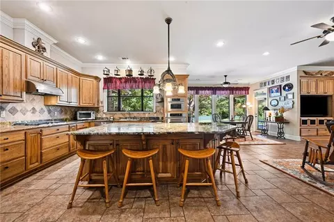 Kitchen - 402 Highland Crest Dr, Covington, LA 70435 photo 4 of 4