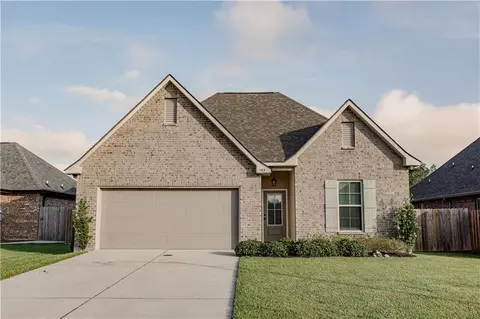137 Cypresswood Dr, Belle Chasse, LA 70037