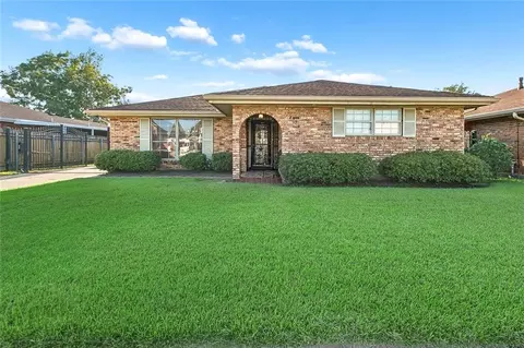 4726 Charlmark Dr, New Orleans, LA 70127