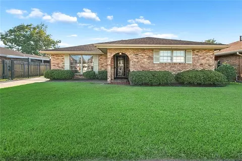 4726 Charlmark Dr, New Orleans, LA 70127