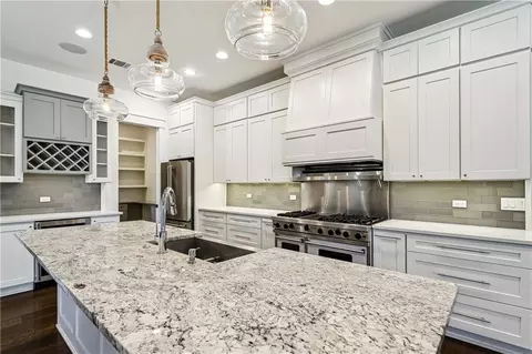 Kitchen - 8 Mark Smith Dr, Mandeville, LA 70448 photo 2 of 3