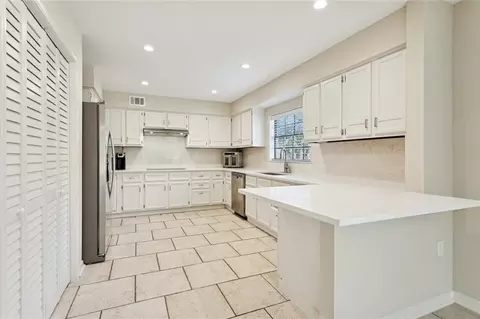 Kitchen - 157 Kimberly Dr, Mandeville, LA 70448 photo 2 of 3