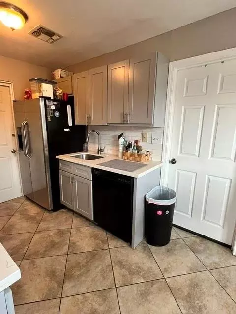 Kitchen - 837 Dolphin Ct, Kenner, LA 70065 photo 2 of 2