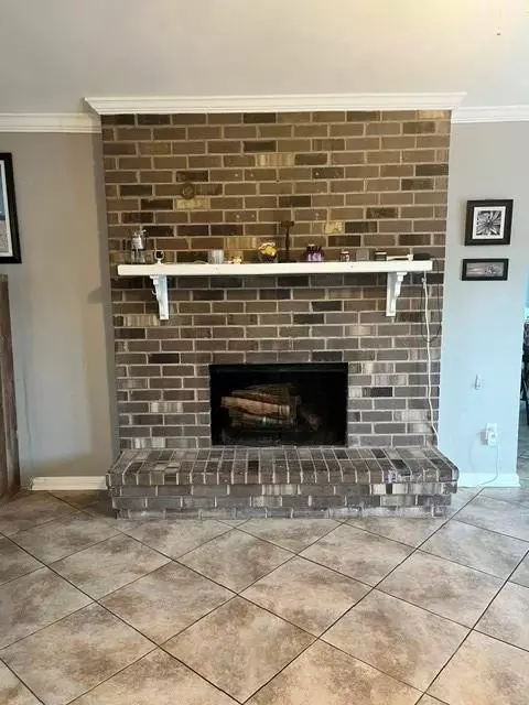 Living - 837 Dolphin Ct, Kenner, LA 70065 photo 2 of 2