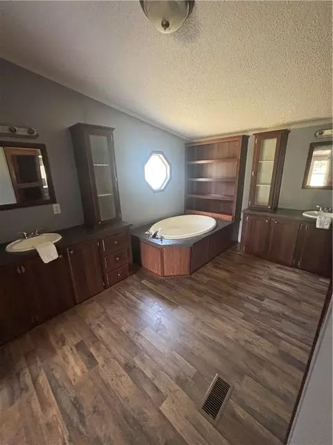 Bath - 1031 Red Hawk Way Rd, Summit, MS 39666 photo 4 of 5