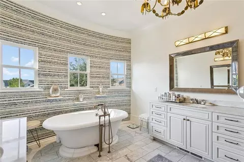 Bath - 856 Chretien Point Ave, Covington, LA 70433 photo 2 of 9