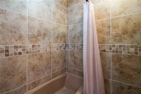 Bath - 101 Devon Rd, Laplace, LA 70068 photo 3 of 4