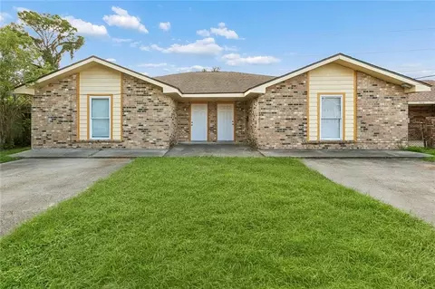 2818-20 Pakenham Dr, Chalmette, LA 70043