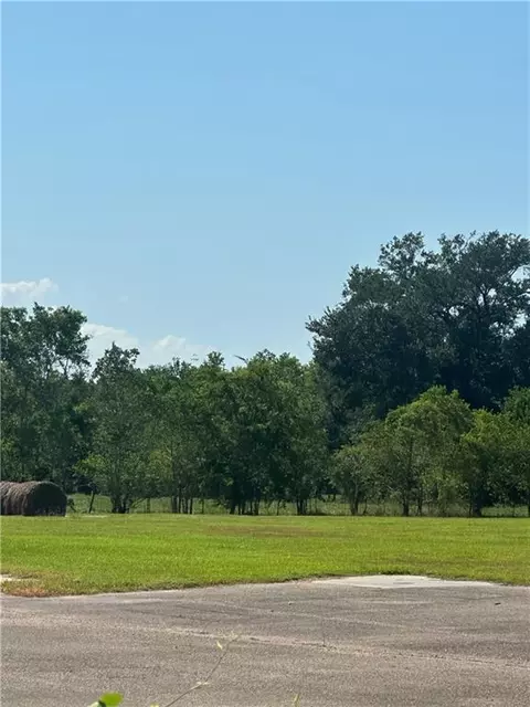 626 Pine St, Hahnville, LA 70057