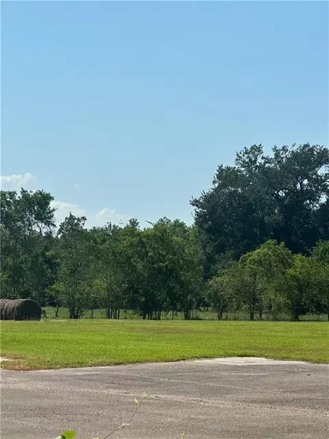 626 Pine St, Hahnville, LA 70057