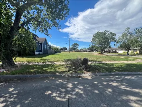 140 Seal Dr, Arabi, LA 70032