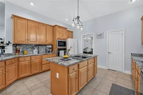 Kitchen - 1020 Parkpoint Dr, Slidell, LA 70461 photo 2 of 5