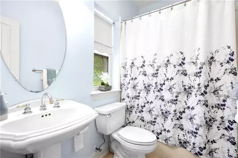 Bath - 1020 Parkpoint Dr, Slidell, LA 70461 photo 4 of 6