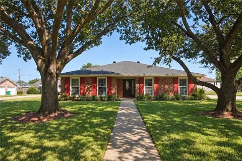 111 Surrey Dr, Laplace, LA 70068
