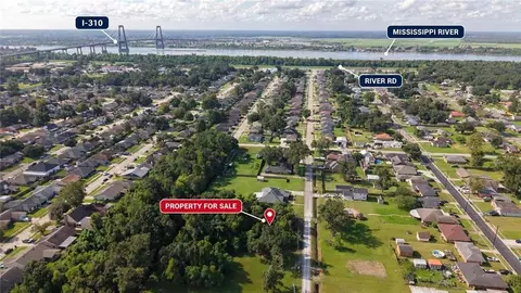 416 River Oaks Dr, Destrehan, LA 70047