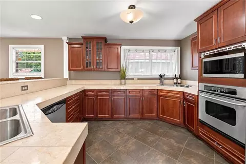 Kitchen - 605 Markham Dr, Slidell, LA 70458 photo 2 of 2