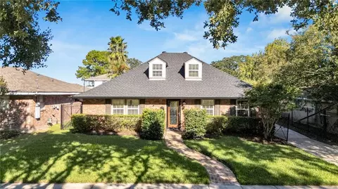 6143 Charlotte Dr, New Orleans, LA 70122