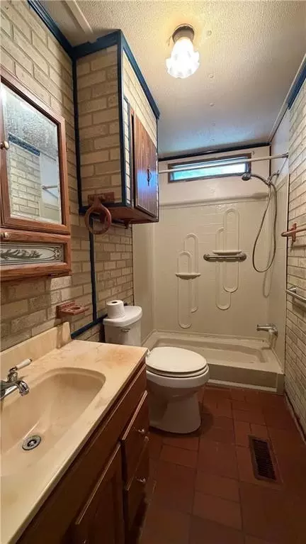 Bath - 27 Kendall Ln, Boyce, LA 71409 photo 1 of 2