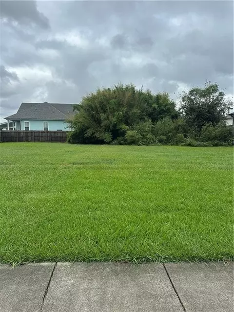 1904 Karl Dr, Arabi, LA 70032