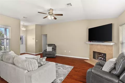 Living - 305 Allie Ln, Luling, LA 70070 photo 2 of 2
