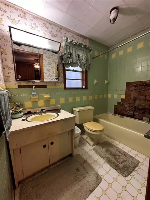 Bath - 700 Glockner Ct, Mandeville, LA 70448 photo 1 of 3