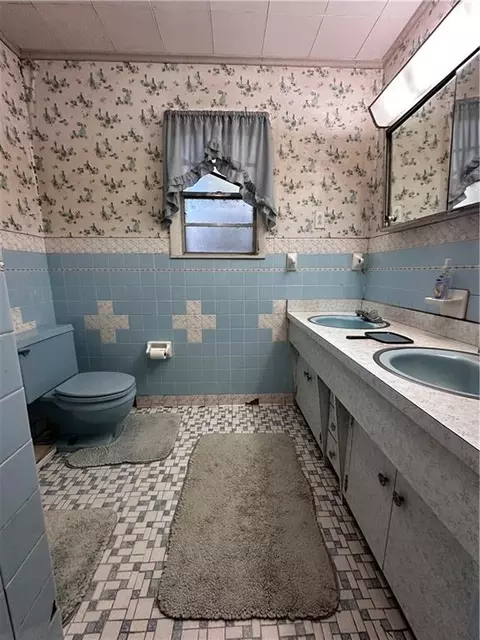 Bath - 700 Glockner Ct, Mandeville, LA 70448 photo 2 of 3