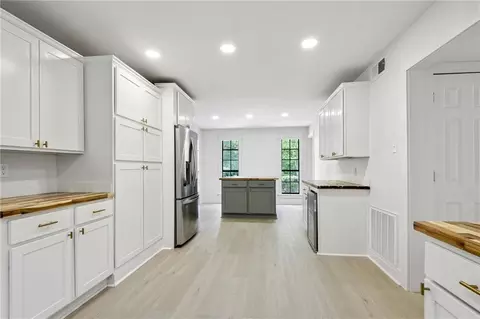 Kitchen - 48 Bleu Lake Dr, Covington, LA 70435 photo 3 of 4