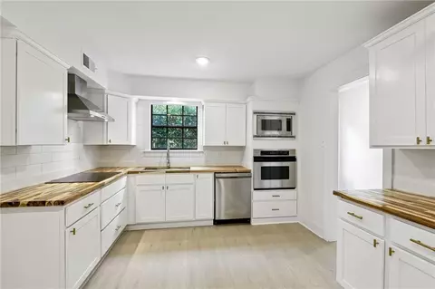 Kitchen - 48 Bleu Lake Dr, Covington, LA 70435 photo 2 of 4