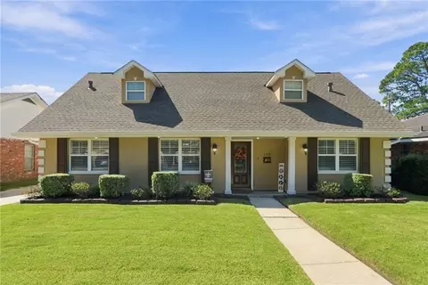 168 Willow Dr, Gretna, LA 70053