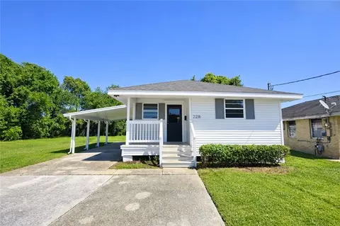 2215 Newton St, Gretna, LA 70053