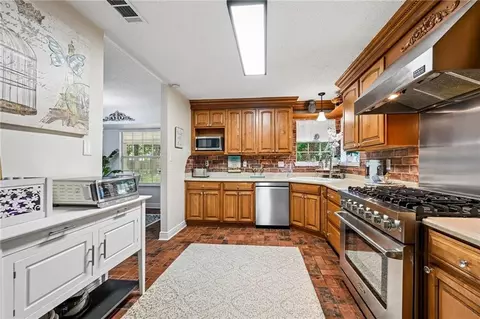 Kitchen - 75 E Pinewood Dr, Slidell, LA 70458 photo 2 of 2