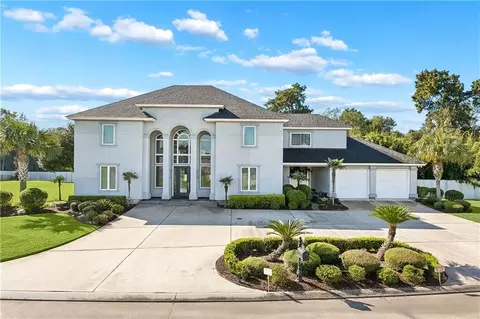 132 Pine Valley Dr, New Orleans, LA 70131