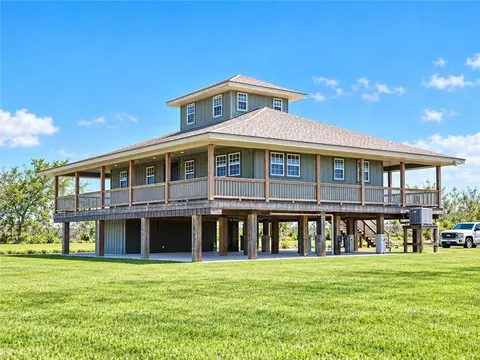 Exterior - 800 Anna St, Lafitte, LA 70067 photo 2 of 6