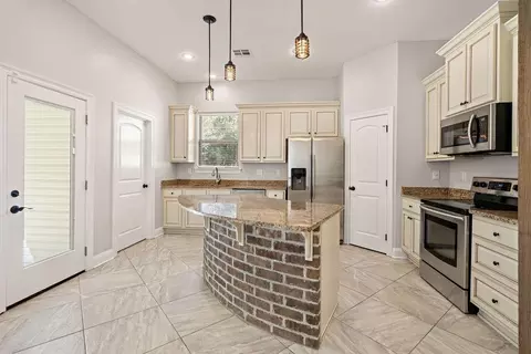 Kitchen - 70203 10th St, Covington, LA 70433 photo 3 of 3