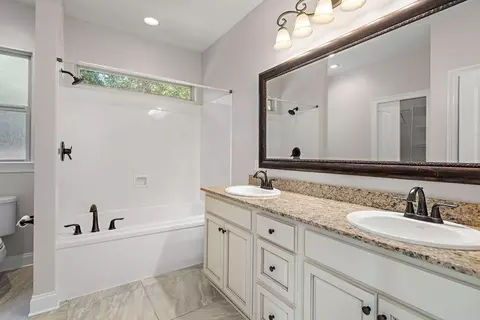 Bath - 70203 10th St, Covington, LA 70433 photo 1 of 2