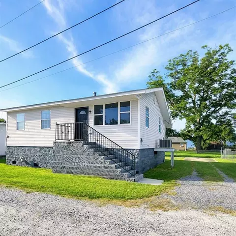 106 Treuil Ln, Belle Chasse, LA 70037