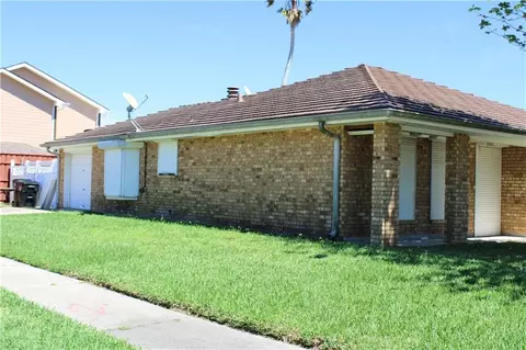 7671 Inlet Ln, New Orleans, LA 70128