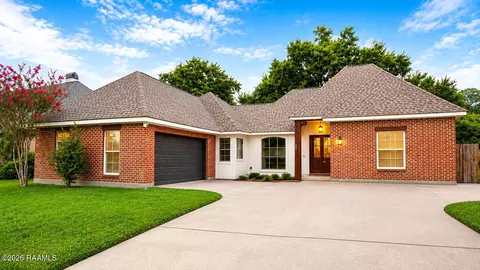 104 Woodlake Ln, Lafayette, LA 70508