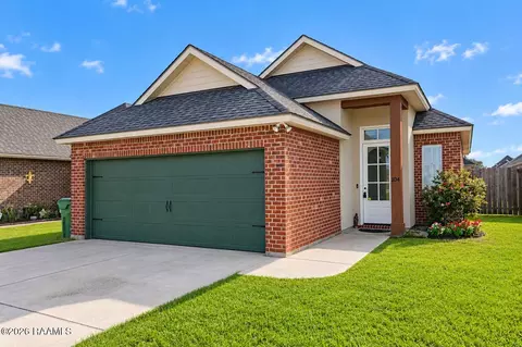 104 Meadowhollow Dr, Youngsville, LA 70592