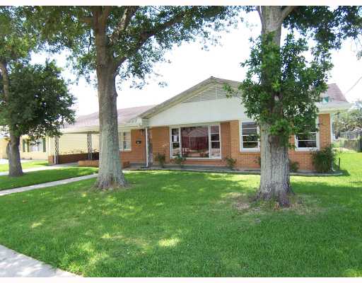 2011 Corinne Ave, Chalmette, LA 70043 photo 1